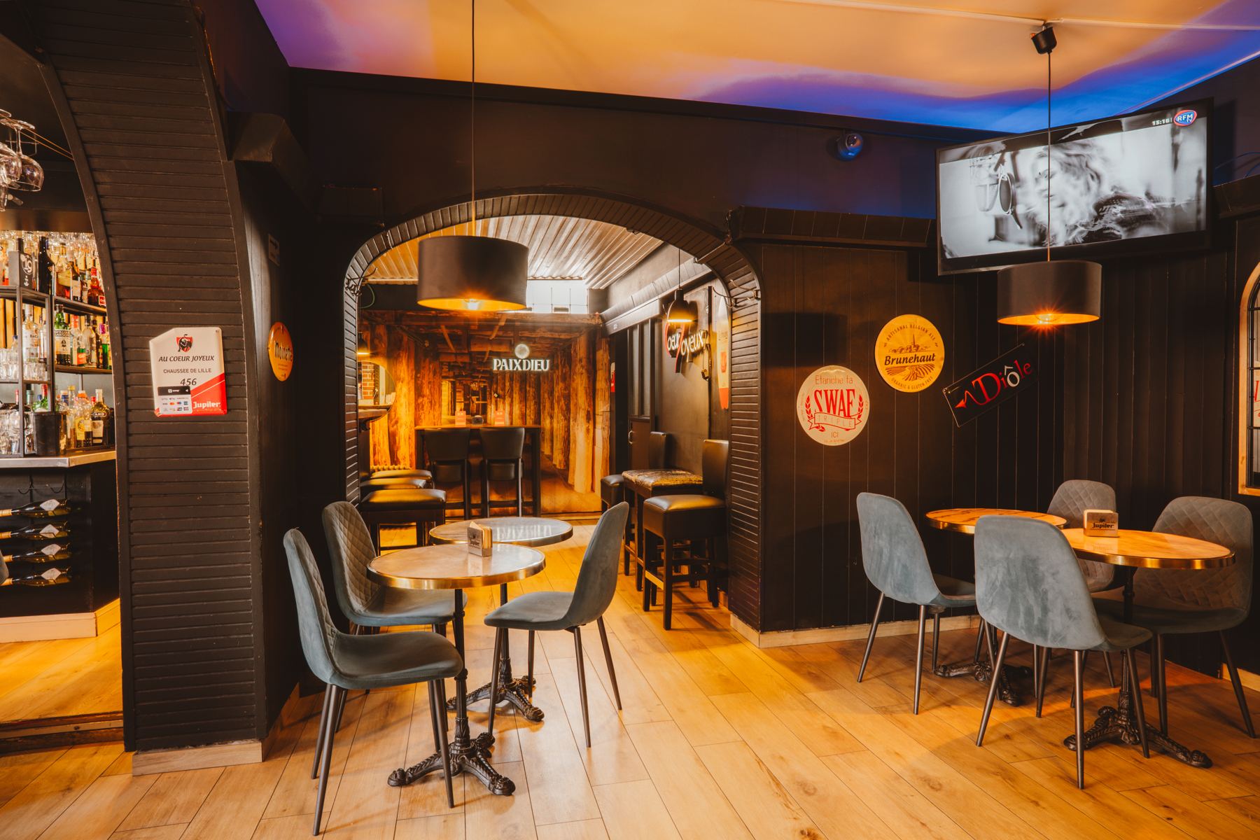 Les tables du café, sous l’arche