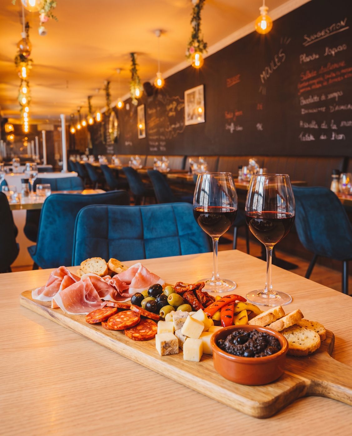 La planche apéro mixte : charcuterie, fromage, olives