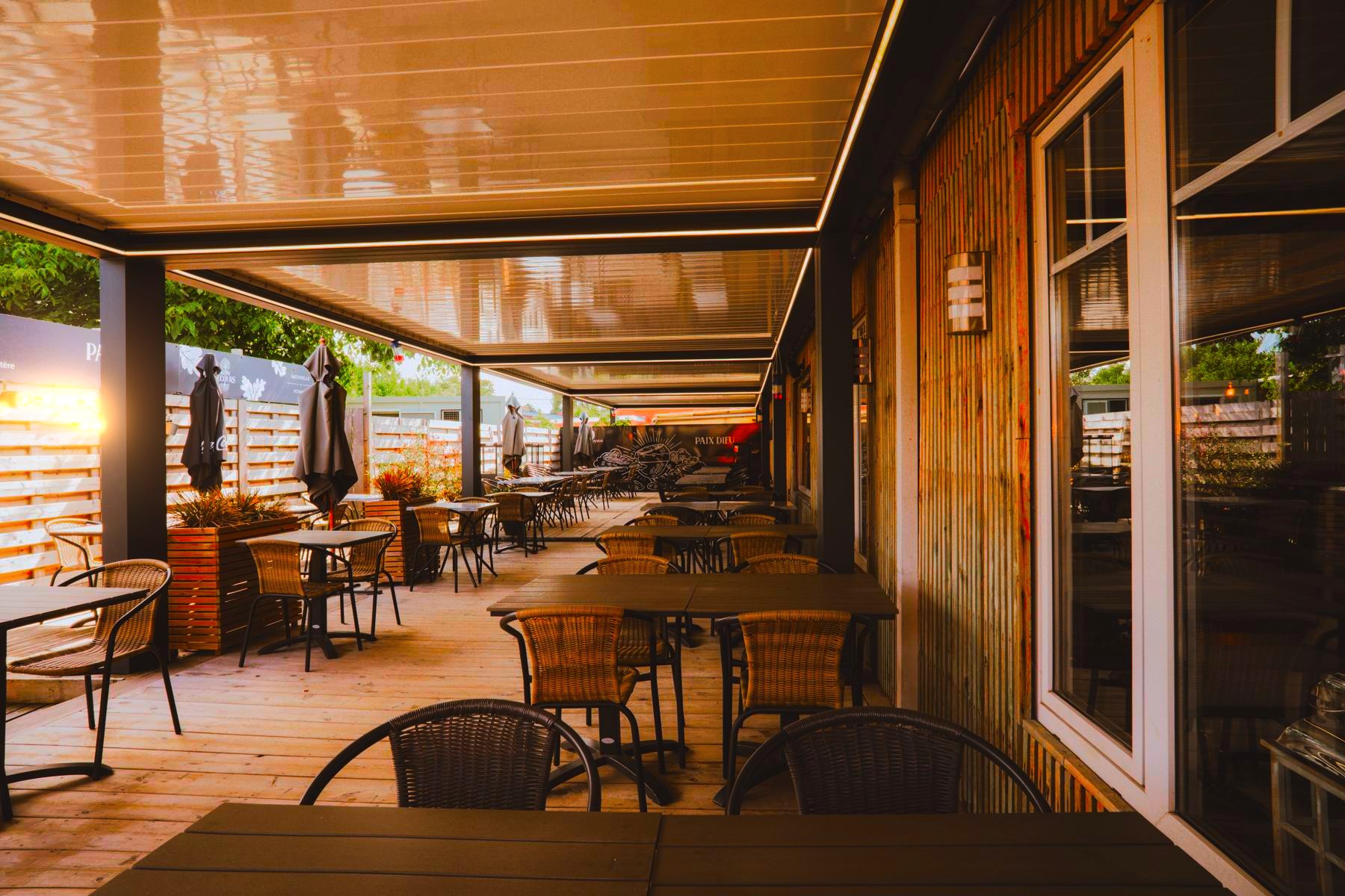 La terrasse vue depuis la porte de la salle du restaurant