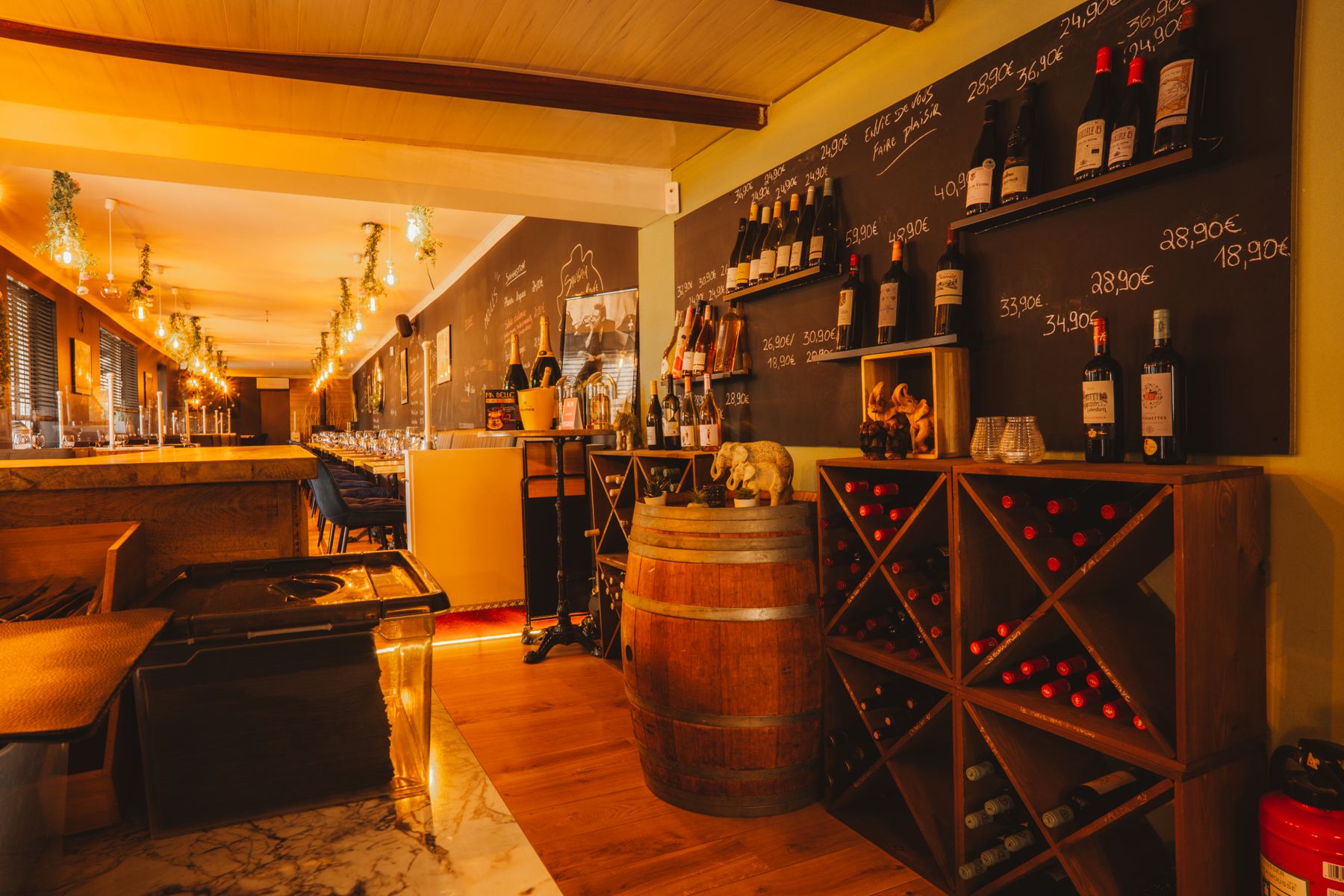 Le mur des vins et le tonneau